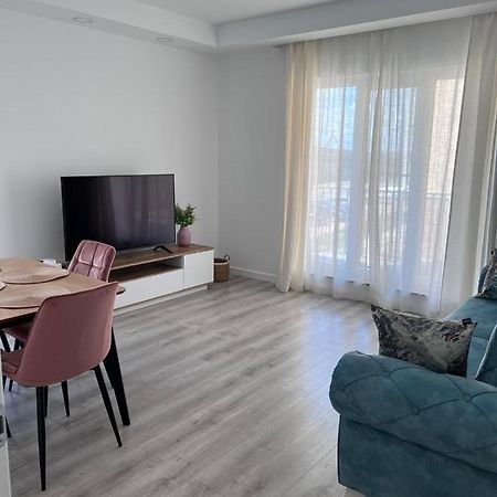 Cosmopolis Bliss: Your Home Away From Home Stefanestii de Jos Exteriér fotografie